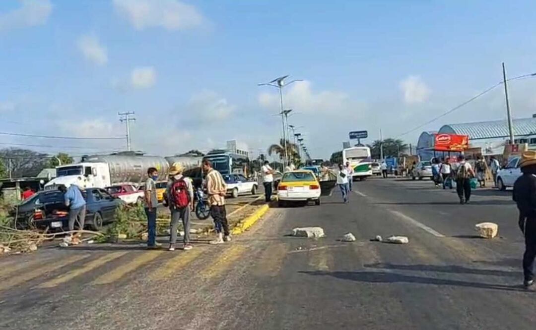 Habitantes de San Antonio Monterrey atravesaron cánones en la concurrida carretera obligando a los ciudadanos a caminar y transbordar. Foto: Especial