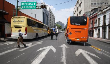 Trasladan a simpatizantes de AMLO en autobuses de la Universidad Autónoma Benito Juárez de Oaxaca