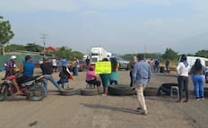 Padres de familia bloquean la carretera Panamericana en pleno inicio de clases en protesta por cambio de directora