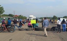 Padres de familia bloquean la carretera Panamericana en pleno inicio de clases en protesta por cambio de directora