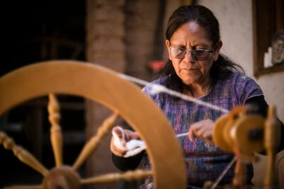 Mujeres oaxaqueñas rescatan el oficio de hilar con seda