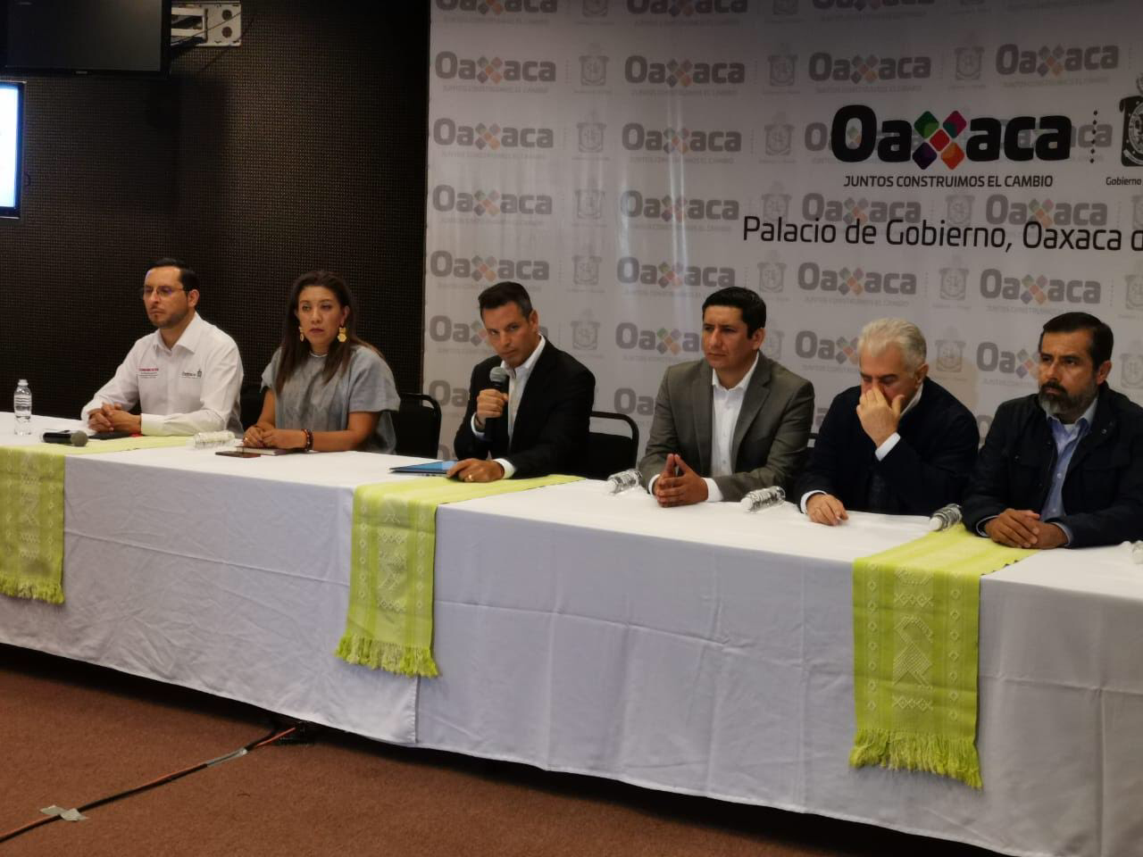 Pese a mediación de Murat, no hay avances en conflicto por agua potable; Ayutla no fue reconectado