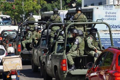 Tras cateo a bares de Etla, Guardia Nacional detiene a 3 con armas y droga