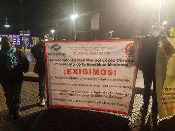 ¿Qué exigen los docentes oaxaqueños de Bachillerato que protestaron hoy en Palacio Nacional?