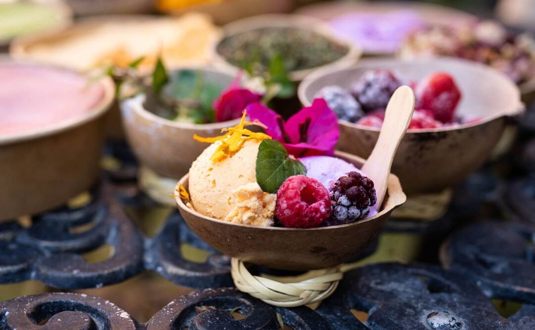 Los helados se sirven en jícaras de calabaza; sus primeros sabores y los favoritos de los clientes, son bugambilia con frutos rojos y cempasúchil con maracuyá. Foto: Mario Arturo Martínez