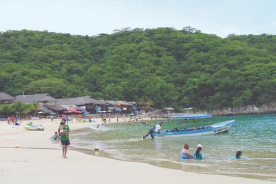 Huatulco mantendrá en rojo semáforo de riesgo ante aumento de Covid-19; anuncia operativos de vigilancia