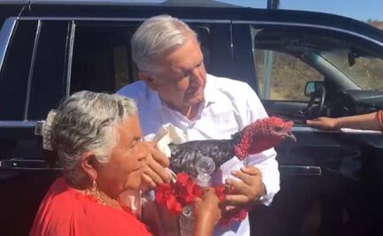 AMLO deja atrás medidas de sana distancia en Oaxaca y saluda a simpatizantes