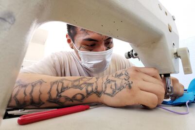 Internos se protegen desde prisión confeccionando cubrebocas