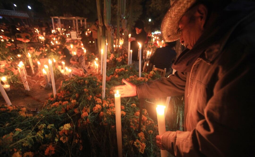 Preservan Xoxo y Atzompa velación de panteaones, una tradición ancestral en Oaxaca. Foto: Edwin Hernández