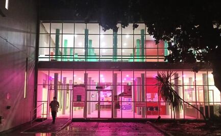 Iluminan de rosa unidades médicas del IMSS Oaxaca, para sensibilizar sobre el cáncer de mama