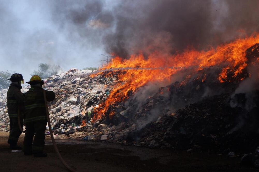 Tras incendio provocado en tiradero del Río Atoyac, Oaxaca, establecen perímetro de seguridad en playón. Foto: Edwin Hernández