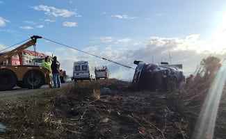 Vuelca tráiler en el Istmo de Oaxaca por fuertes vientos; rescatan al conductor en medio de un incendio
