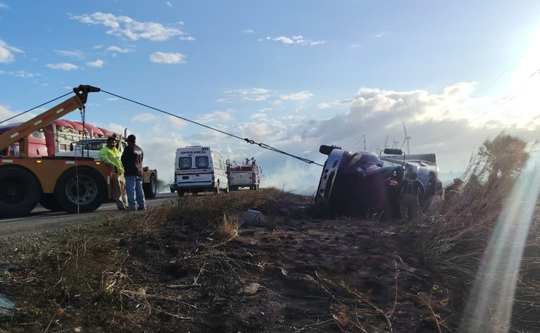 Volcadura de tráiler en la carretera Panamericana del Istmo de Oaxaca por los fuertes vientos