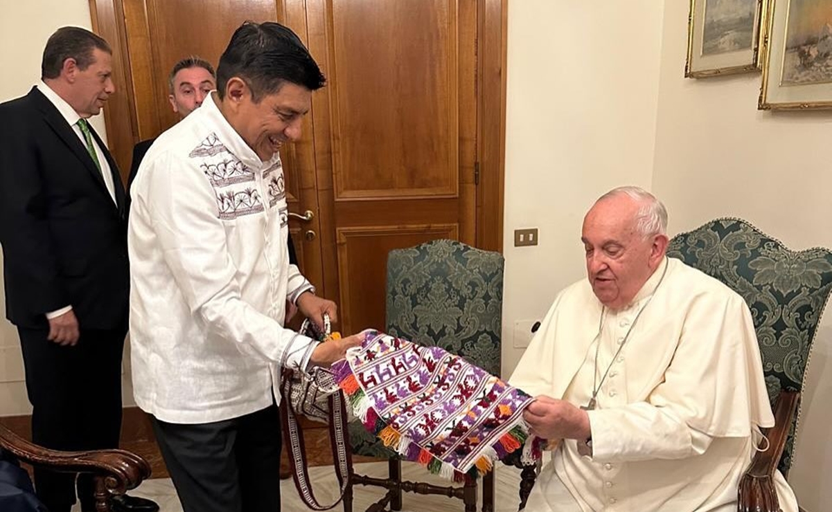 El Papa Francisco recibe una guayabera de Oaxaca del gobernador Salomón Jara