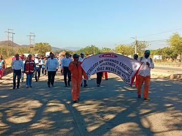 Más de 100 proveedores de Pemex protestan en refinería de Salina Cruz, Oaxaca,  por falta de pagos