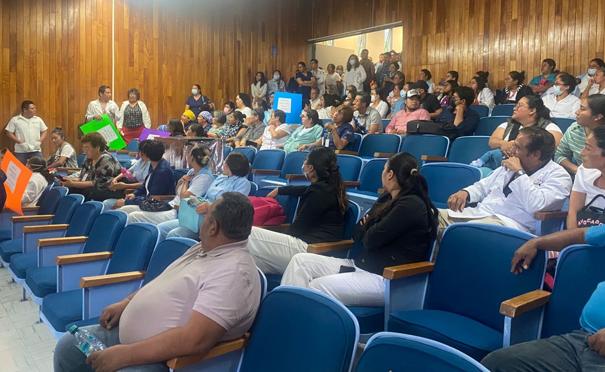 Protesta de trabajadores del Hospital Regional del ISSSTE en Oaxaca. Foto: Especial