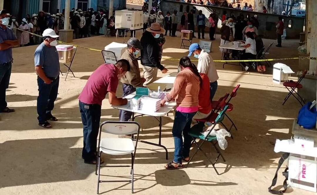 En la Sierra Norte de Oaxaca, habitantes de municipios y comunidades tuvieron que recorrer varios kilómetros y trasladarse a municipios en donde sí se instalaron las casillas. Foto: Yalina Ruíz