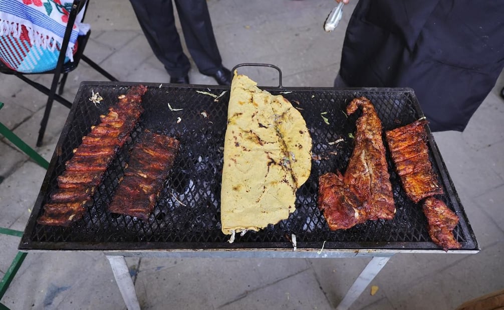 Elaboración de tlayudas en San Antonio de la Cal. Foto: Gobierno de Oaxaca.