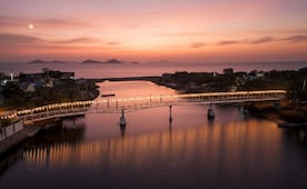 Inauguran puente peatonal entre Jaiberos y Playa Vicente, Oaxaca; ya no tendrán que cruzar en lanchas