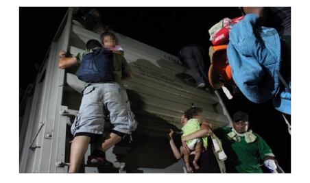 Sale segundo viaje de migrantes a bordo de "La Bestia"