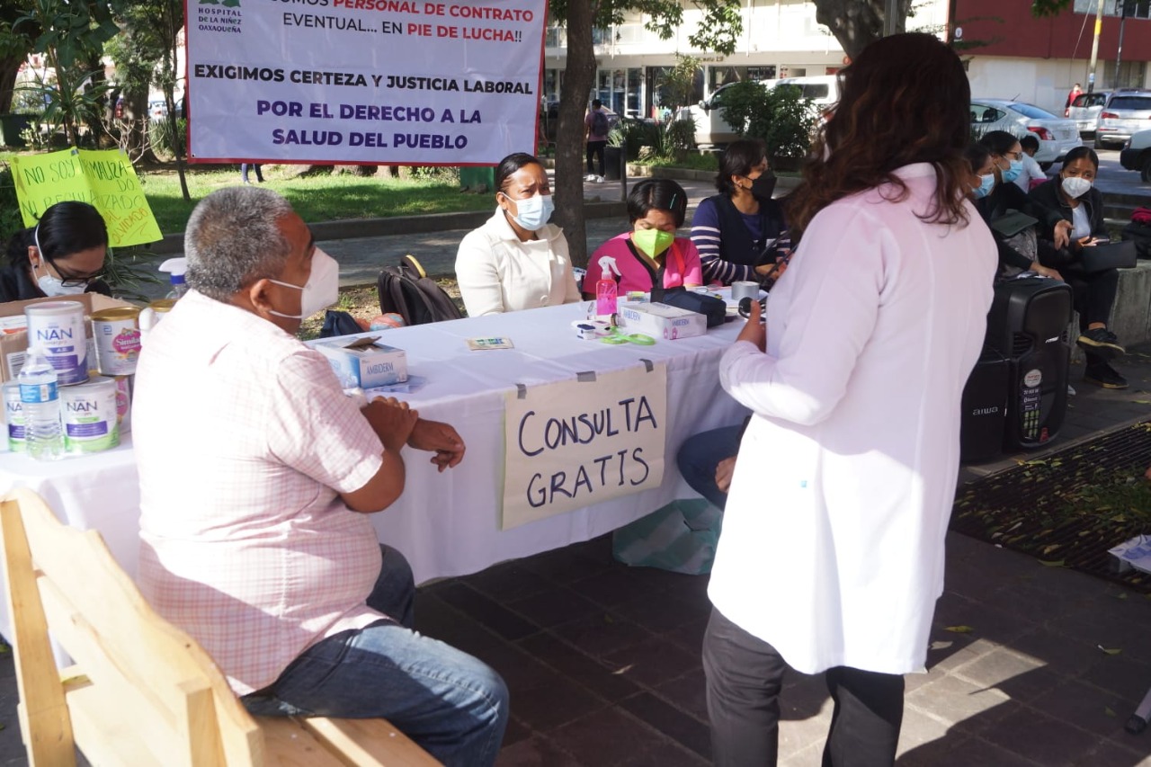 Trabajadores de Salud sin sindicato protestan con consultas gratuitas en Oaxaca; piden entrar a mesa de diálogo
