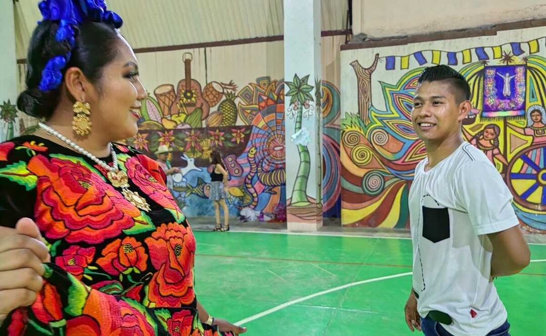 Con Gustavo, danzante que no oye, pero siente la música, Juchitán apuesta por una Guelaguetza inclusiva. Fotos: Roselia Chaca