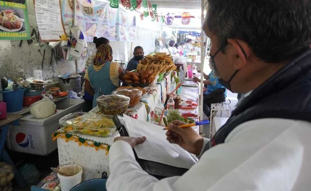 Verifican en Oaxaca la higiene de puestos de comida en fiestas de la virgen de la Soledad. Fotos: Especiales
