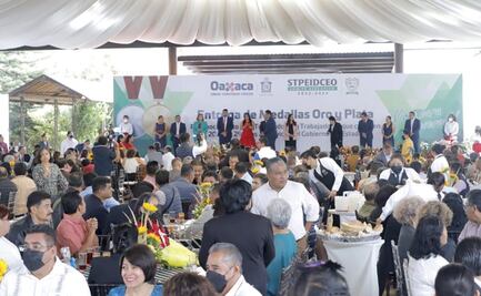 Reconoce Gobierno de Oaxaca trayectoria de empleados; entrega medallas de oro y plata