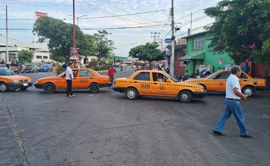 Asfixian 300 taxistas a Juchitán con bloqueos en 6 puntos; exigen a SICT rehabilitar carreteras de Oaxaca. Fotos: Especiales