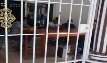 Cumplen más de 38 horas retenidos edil de Huamelula y funcionarios federales en el Istmo