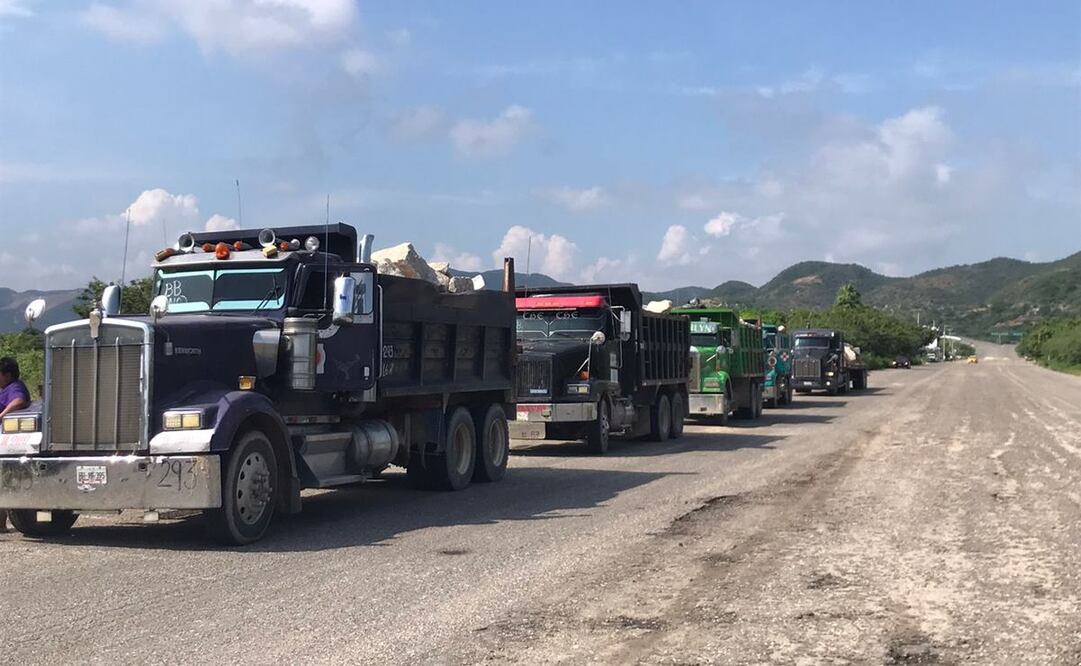 En Salinas del Marqués, Oaxaca, impiden acarreo de roca para rompeolas de Salina Cruz; exigen incluirlos en obra. Fotos: Especiales