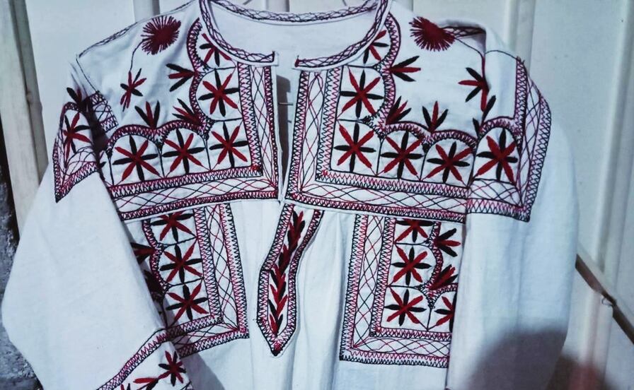 Madre tierra entre hilos: Conoce el significado del bordado mixe de Tlahuitoltepec, Oaxaca