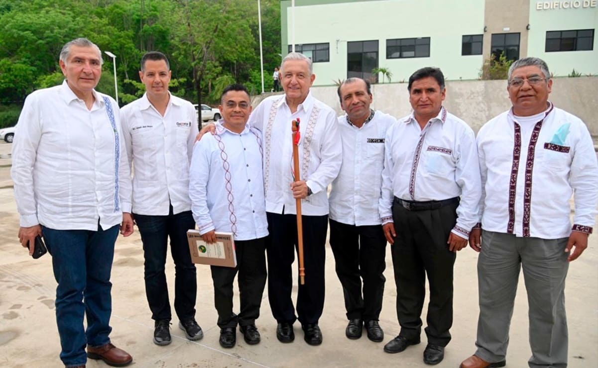 Como “testigos de honor”, firman AMLO y Murat acuerdo entre Ayutla y Tamazulápam por el agua. Foto: Gobierno de Oaxaca
