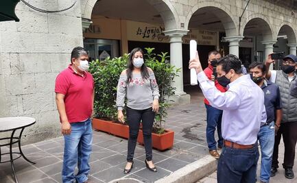 Protesta artista plástico contra invasión de vía pública por restaurantes en el zócalo