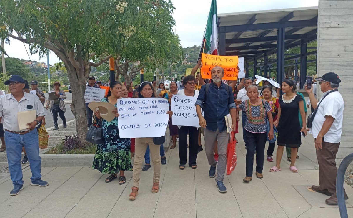 Reciben a AMLO en Salina Cruz con protestas… de morenistas de Oaxaca