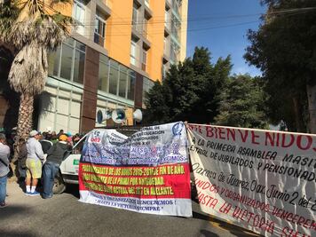 Reclaman jubilados de la Sección 22 pago de prima de antigüedad y bono