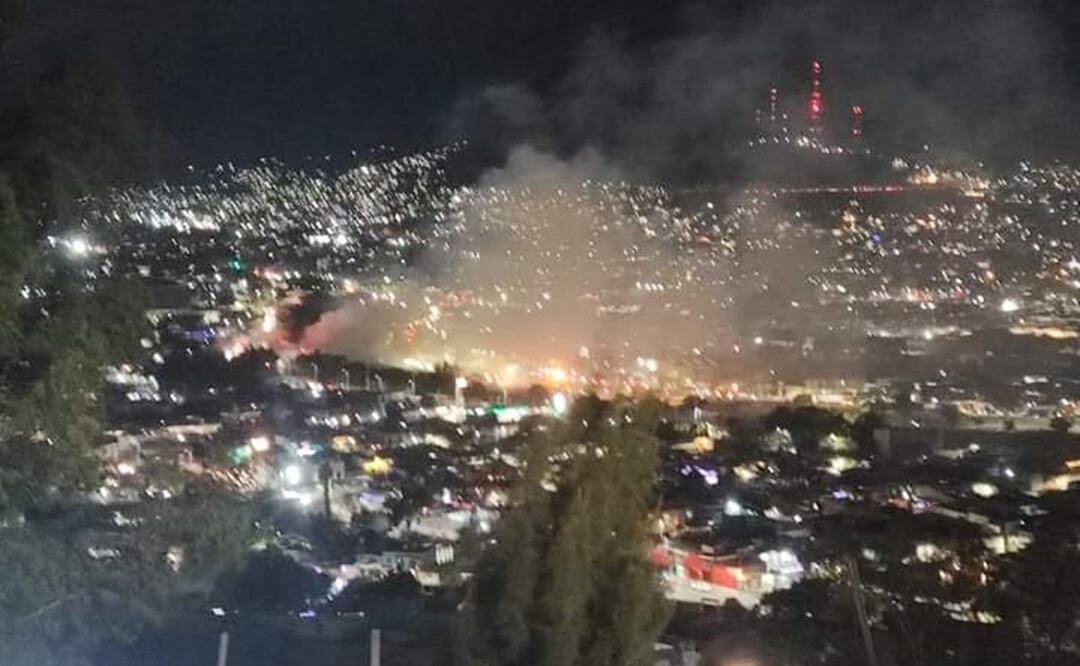 Sofoca Cuerpo de Bomberos incendio registrado en la Central de Abasto de la ciudad de Oaxaca. Foto: Especial