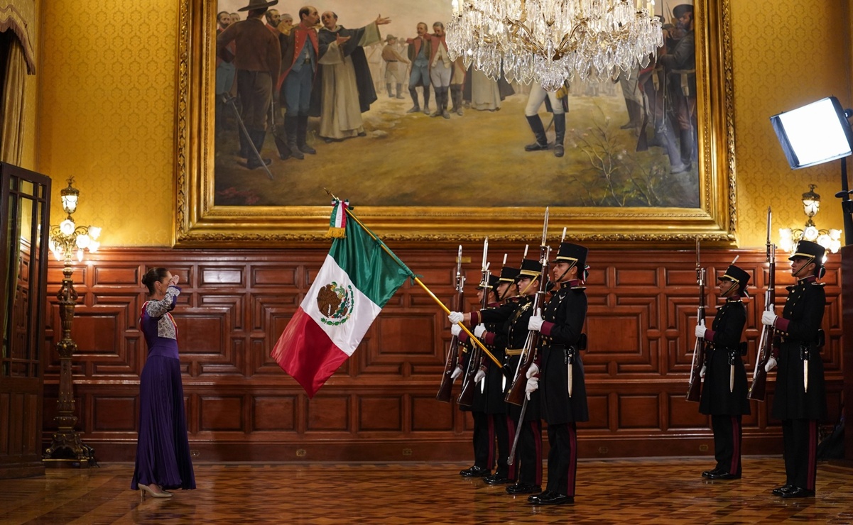 De Oaxaca, las cadetes que entregaron la bandera a Claudia Sheinbaum en El Grito