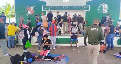 Nueva caravana de 2 mil migrantes  camina hacia Oaxaca; denuncian acoso de autoridades mexicanas
