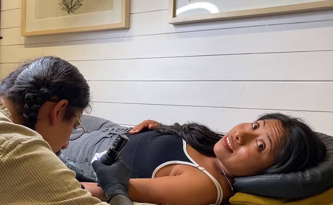Yalitza se hace su primer tatuaje, a pesar de que su mamá no está de acuerdo. Foto: Captira