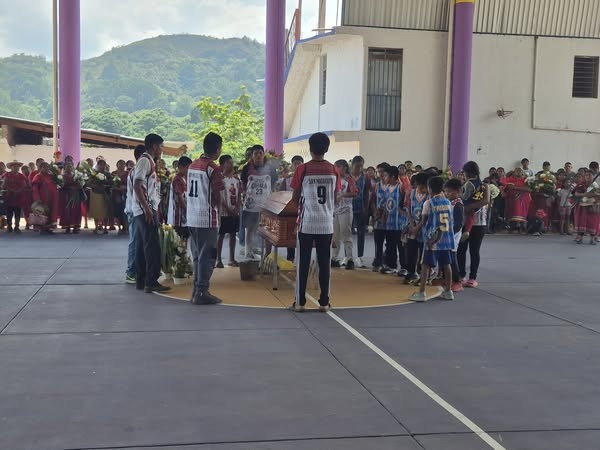Equipo de niños triquis despiden a su entrenador