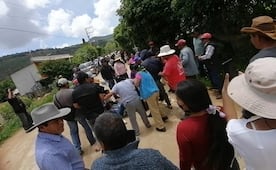 Acusan al edil de Santa María Apazco, Oaxaca, de agredir físicamente a mujeres indígenas de Llano de Sabino