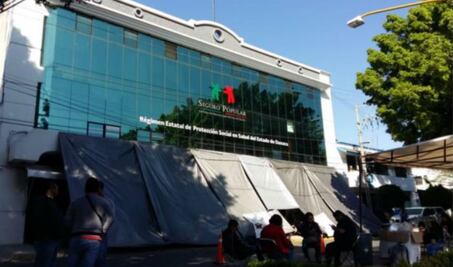 Protestan ex trabajadores del Seguro Popular para exigir su recontratación
