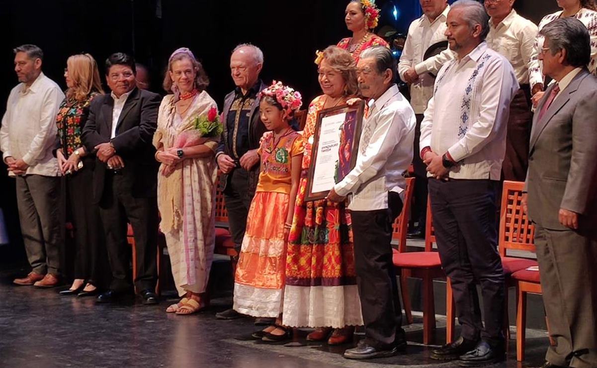 Con medalla con su nombre, reconocen en Oaxaca legado artístico del maestro Shinzaburo Takeda. Foto: Mario Arturo Martínez