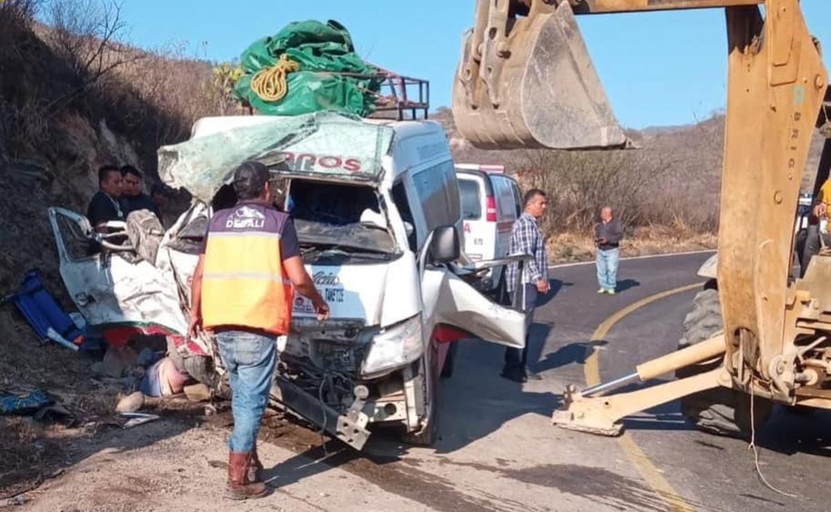 Choque de camioneta de pasajeros deja un muerto y 17 heridos en Guelatao, Sierra Norte de Oaxaca. Foto: Policía Vial Estatal