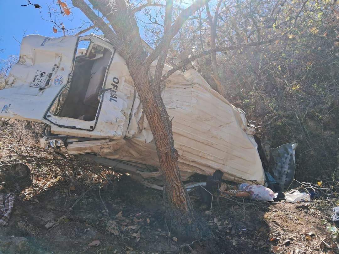 Mueren 4 en volcadura de camioneta de pasajeros en la Sierra Juárez de Oaxaca; hay 7 heridos. Fotos: Especiales
