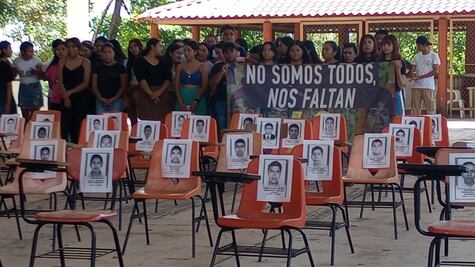 Con sillas vacías, estudiantes de Tuxtepec recuerdan desaparición de normalistas de Ayotzinapa