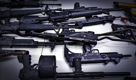 Morena pide a senadores de EU frenar tráfico de armas a México; utilizadas para asesinar periodistas, afirman