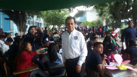 En preparatoria #1 toman clases en patio por daños en edificio