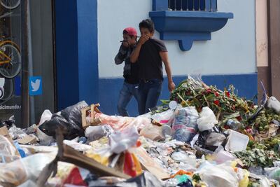 Tiran otra vez basura en calles de la ciudad de Oaxaca